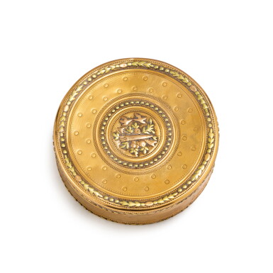 View full screen - View 1 of Lot 319. A two-coloured gold bonbonniere, Paris, 1782 | Bonbonnière bicolore en or, Paris, 1782,.