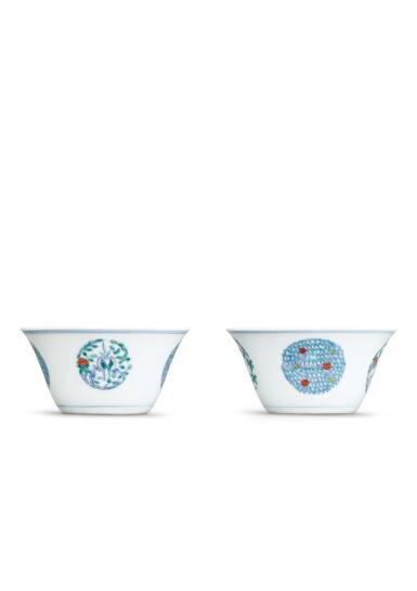 View full screen - View 1 of Lot 3649. A pair of doucai 'medallion' cups, Qing dynasty, Kangxi period | 清康熙 鬪彩團花馬蹄盃一對 《大明成化年製》仿款.
