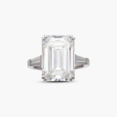 View full screen - View 1 of Lot 549. Diamond Ring.