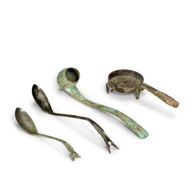 View full screen - View 1 of Lot 118. An archaic bronze lamp, Han dynasty | 西周至漢 青銅斗、勺及樵斗 一組四件.