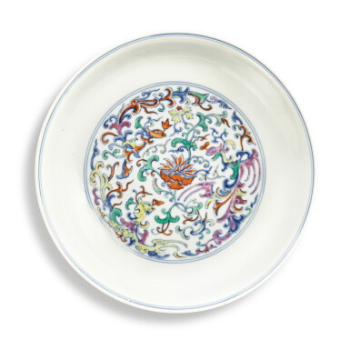 View full screen - View 1 of Lot 519. A doucai 'phoenix' dish, Seal mark and period of Qianlong | 清乾隆 鬪彩夔鳳穿花紋盤 《大清乾隆年製》款.