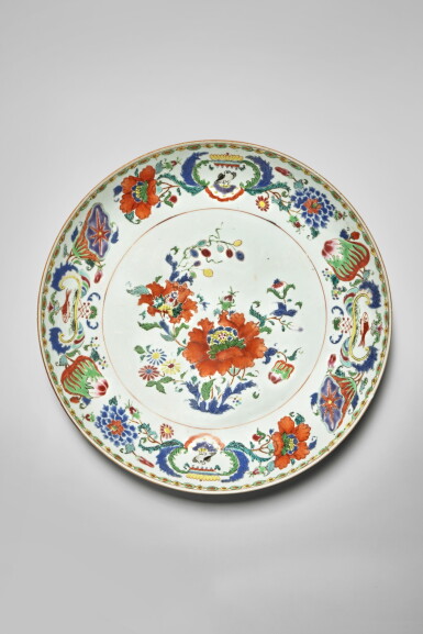 View full screen - View 1 of Lot 731. A Chinese Export Famille-Rose 'Pompadour' Pattern Saucer Dish, Qing Dynasty, Qianlong Period, Circa 1745 | 清乾隆 約1745年 粉彩花卉圖大盤.