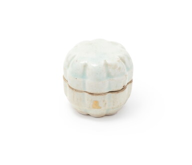View full screen - View 1 of Lot 219. A small Qingbai lobed cosmetic box and cover Song dynasty | 宋 青白釉花式粉盒.