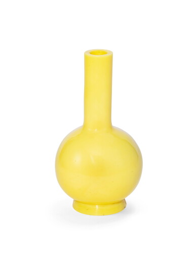 View full screen - View 1 of Lot 132. A yellow Beijing glass bottle vase Qing dynasty, 18th-19th century | 清十八至十九世紀 黃料長頸瓶 乾隆年製》仿款.