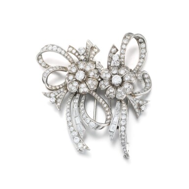View full screen - View 1 of Lot 317. Broche double-clip diamants | Diamond double clip-brooch.