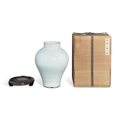 View full screen - View 1 of Lot 5518. A white-glazed jar, Korea, Joseon dynasty, 19th century, and a jade-inset zitan stand, Qing dynasty, 19th century | 韓國 朝鮮王朝 十九世紀 白釉瓶 及 清十九世紀 紫檀嵌玉牌底座.