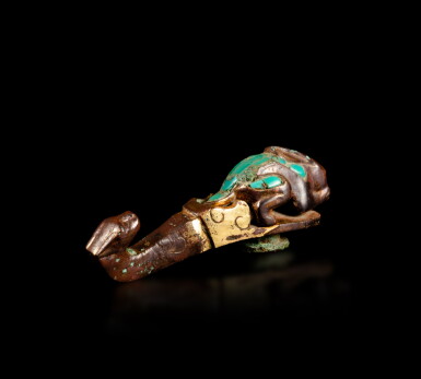 View full screen - View 1 of Lot 96. A turquoise-inlaid gilt-bronze 'rabbit'-shaped belt hook, Western Han dynasty | 西漢 銅鎏金嵌綠松石兔形帶鉤.
