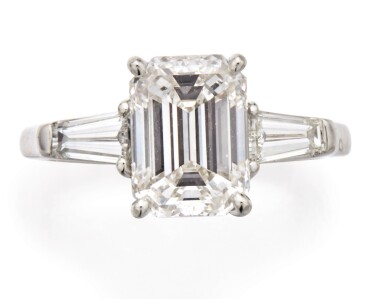 View full screen - View 1 of Lot 433. DIAMOND RING.