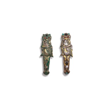 View full screen - View 1 of Lot 3585. A pair of gold and silver-inlaid bronze 'owl' belt hooks, Eastern Zhou dynasty, Warring States period | 東周戰國 銅錯金銀嵌寶石鴞形龍首帶鉤 一對.