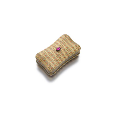 View full screen - View 1 of Lot 101. Gold and enamel stamp box .