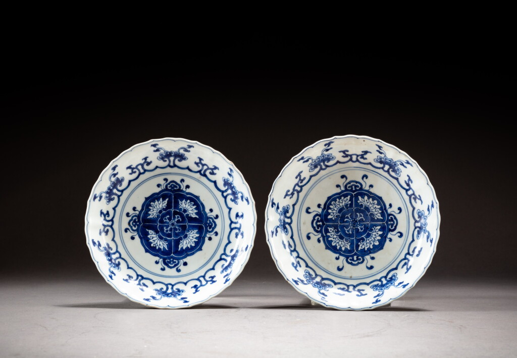 View full screen - View 1 of Lot 157. A pair of small blue and white 'flower medallion' dishes, Qing dynasty, Kangxi period | 清康熙 青花花卉紋小盤一對.