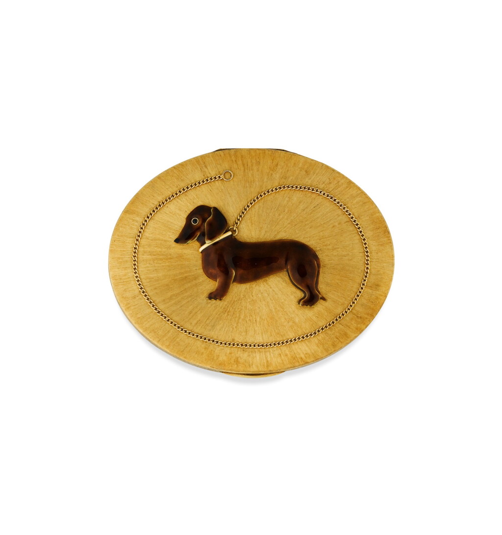 View full screen - View 1 of Lot 67. Poudrier or et émail, "Basset" | Gold and enamel powder compact 'Basset'.
