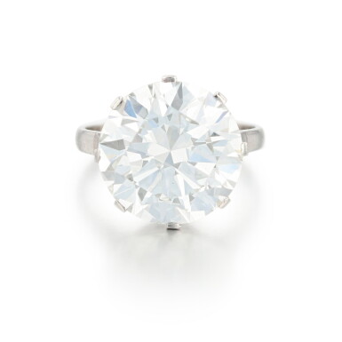 View full screen - View 1 of Lot 819. Bague diamant | Diamond ring.