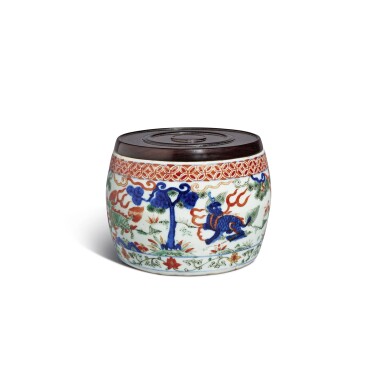 View full screen - View 1 of Lot 791. A rare wucai 'mythical beast' chess jar, Mark and period of Wanli | 明萬曆 五彩瑞獸紋罐 《大明萬曆年製》款.