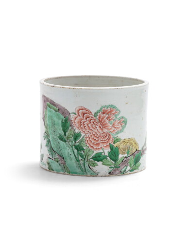 View full screen - View 1 of Lot 131. A large famille-verte 'peony' brushpot Late Qing dynasty-Republican period | 清末至民初 五彩蝶戀花紋筆筒.