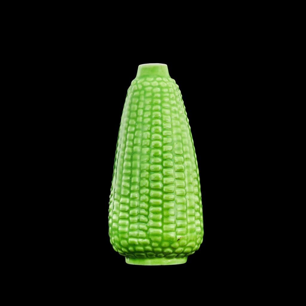 View full screen - View 1 of Lot 1093. A green-glazed porcelain 'corn' snuff bottle, Qing dynasty, 19th century | 清十九世紀 瓷胎綠釉玉蜀黍形鼻煙壺.