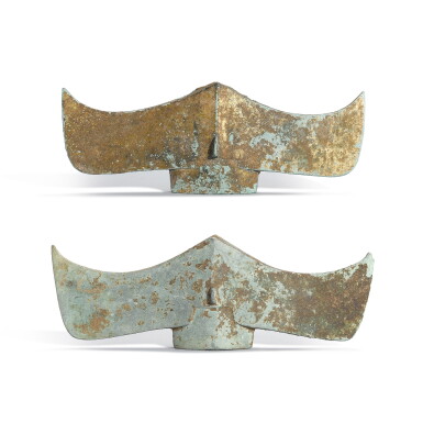 Voir en plein écran - Voir 1 du lot 1041. Two gilt-bronze spear guards, Han dynasty | 漢 銅鎏金鎩鐔兩件.