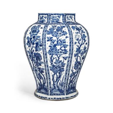 View full screen - View 1 of Lot 939. A large blue and white faceted 'flowers' baluster jar, Qing dynasty, Kangxi period | 清康熙 青花開光花卉紋大罐.