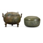 An archaic bronze ritual food vessel and cover (Ding), Han dynasty | 西漢 銅三足蓋鼎 及 漢 銅圓蓋盒 一組兩件