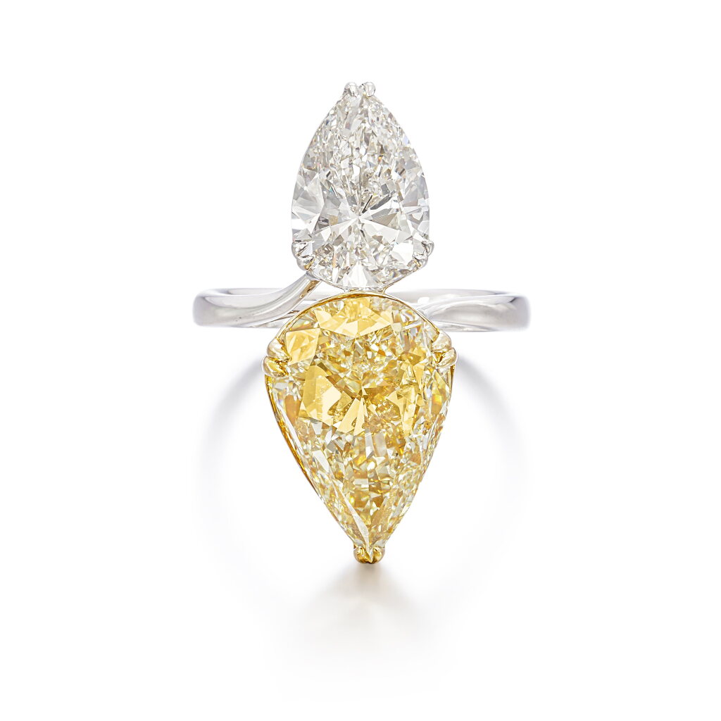 View full screen - View 1 of Lot 1823. Diamond Ring | 7.13克拉 梨形 Y-Z色 鑽石 配 3.00克拉 梨形 H色 鑽石 戒指 .