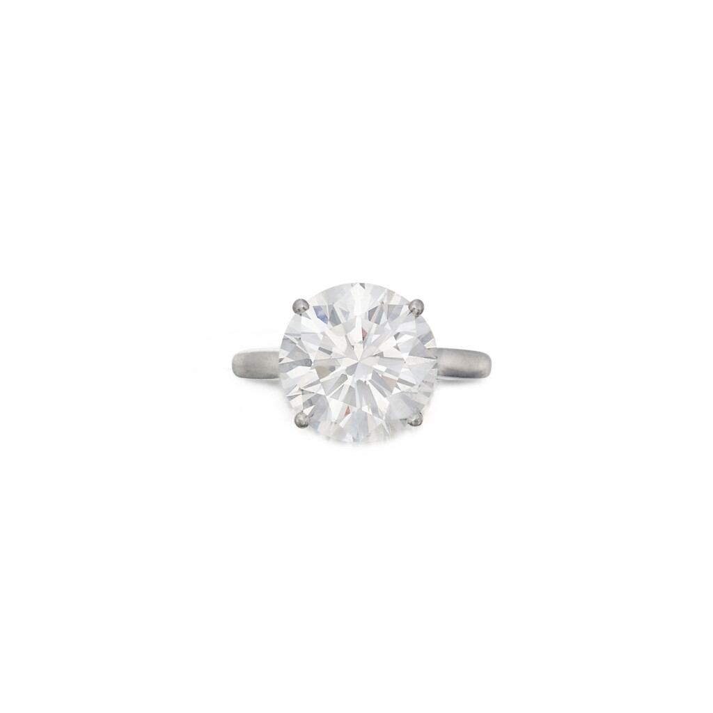 View full screen - View 1 of Lot 22. Diamond Ring.