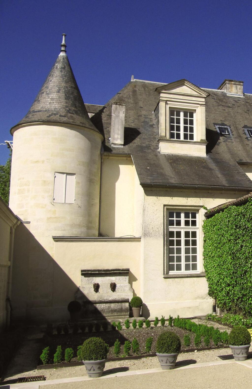 View full screen - View 1 of Lot 8381. Château Bahans Haut Brion 2005 (12 BT).