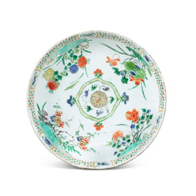 View full screen - View 1 of Lot 13. A famille verte 'floral' dish Qing dynasty, Kangxi period | 清康熙 五彩花卉紋盤.