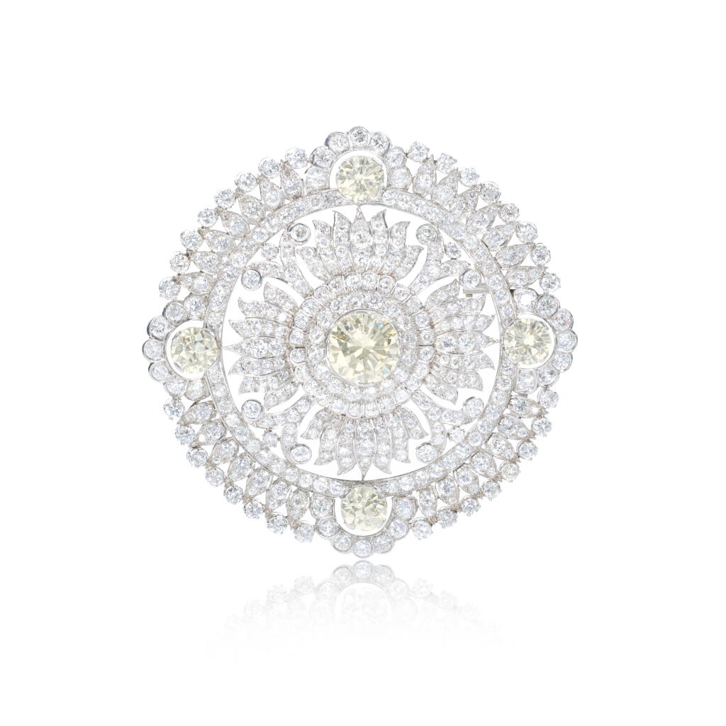 View full screen - View 1 of Lot 520. Diamond brooch.