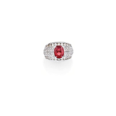 View full screen - View 1 of Lot 83. BAGUE RHODOLITE ET DIAMANTS | RHODOLITE AND DIAMOND RING.