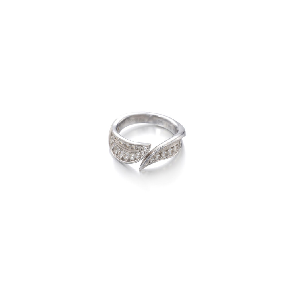 View full screen - View 1 of Lot 108. Diamond ring.