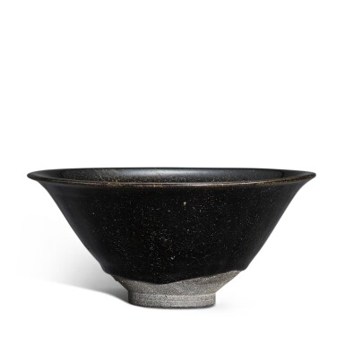 View full screen - View 1 of Lot 5029. A rare large Jian black-glazed temmoku bowl, Song dynasty 宋 建窰烏金釉斗笠大盌.