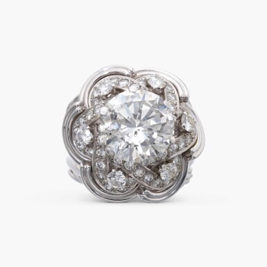View full screen - View 1 of Lot 888. Diamond Ring.