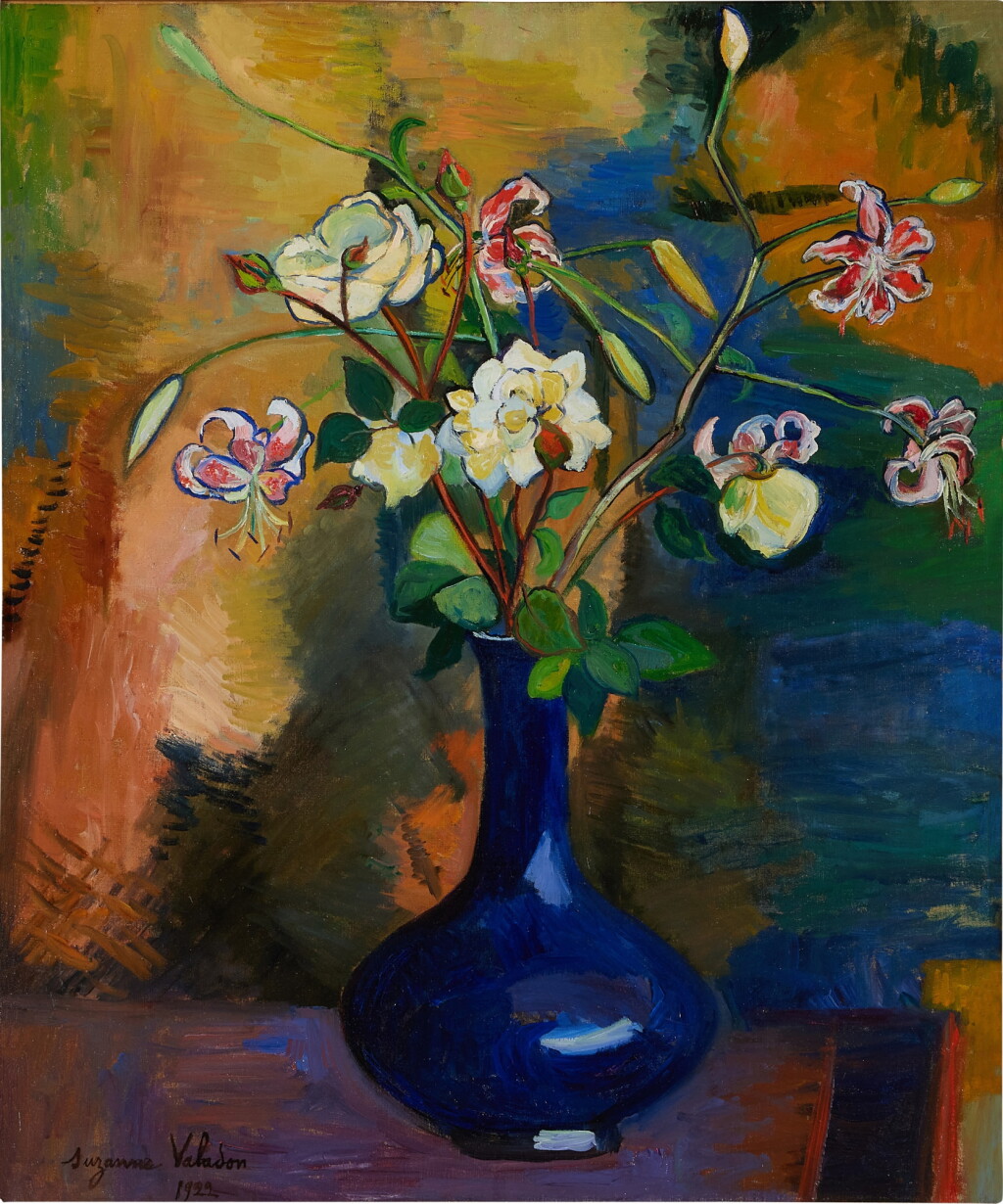 View full screen - View 1 of Lot 394. Fleurs dans un vase bleu.