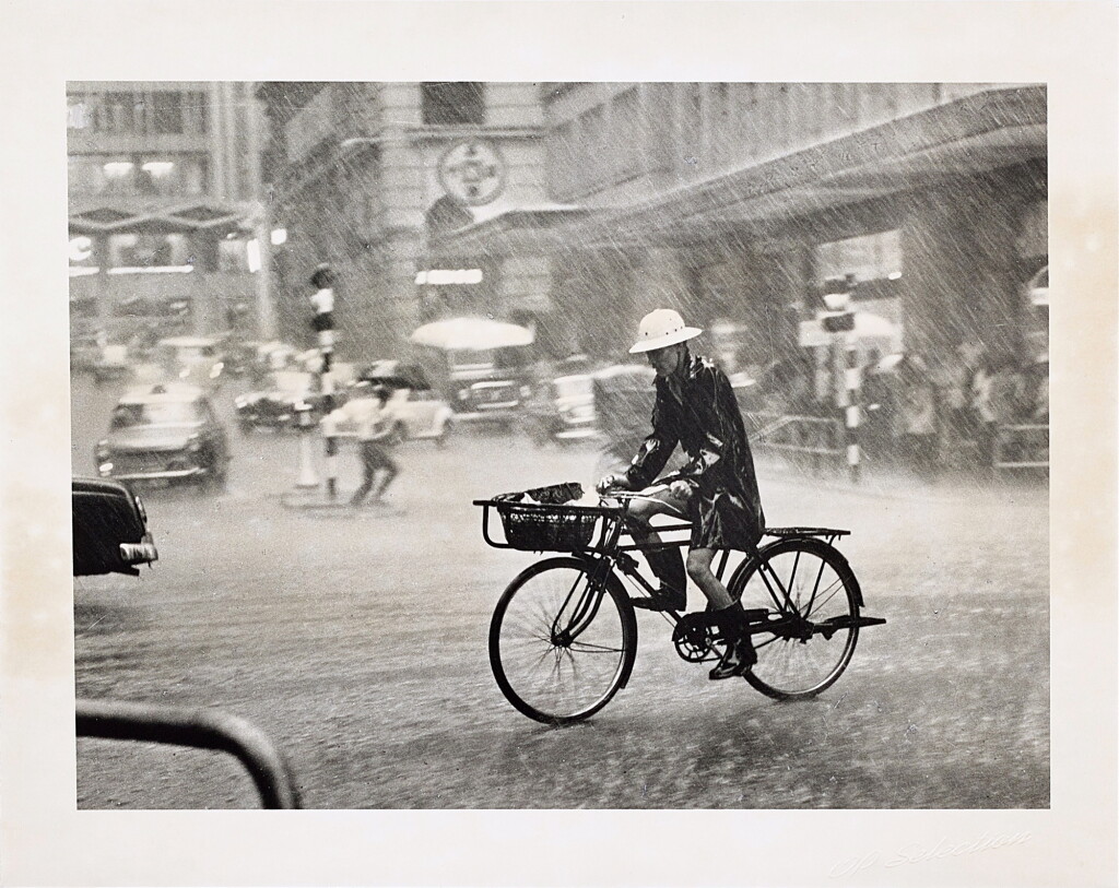 全萤幕检视 - 查看2019Yau Leung 邱良 | Downpour on Pedder Street (Central, 1969) 冒雨前進(中環,1969)的1