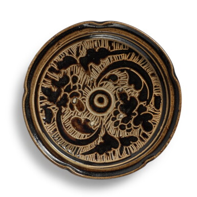 View full screen - View 1 of Lot 509. A rare 'lingwu' black-glazed sgraffiato 'floral' dish, Xixia dynasty | 西夏 靈武窰黑釉剔牡丹紋盤.