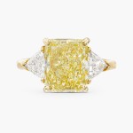 Fancy Yellow Diamond and Diamond Ring | 3.84克拉 彩黄色鑽石 配 鑽石 戒指