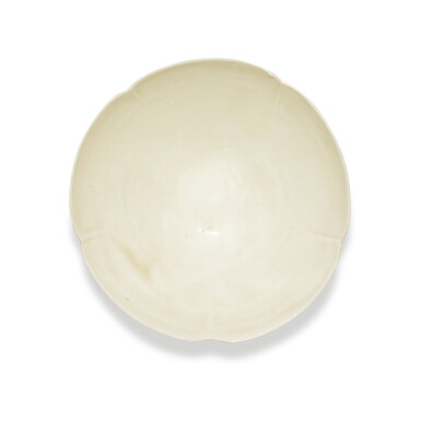 View full screen - View 1 of Lot 59. A 'Ding' white-glazed lobed bowl, Northern Song dynasty | 北宋 定窰白釉花式盌.