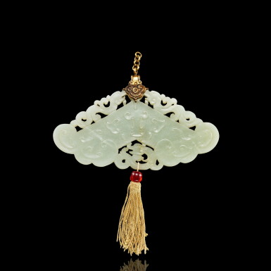 Voir en plein écran - Voir 1 du lot 438. A pale celadon jade archaistic 'chilong' musical chime, Qing dynasty, 18th century 清十八世紀 青白玉仿古螭龍磬.