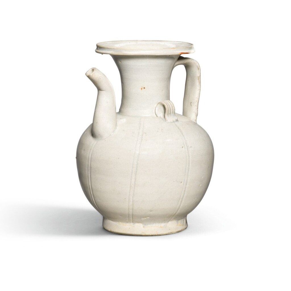 View full screen - View 1 of Lot 355. A WHITE-GLAZED EWER, FIVE DYNASTIES/SONG DYNASTY, 10TH/11TH CENTURY | 五代/宋 十/十一世紀 白釉執壺.