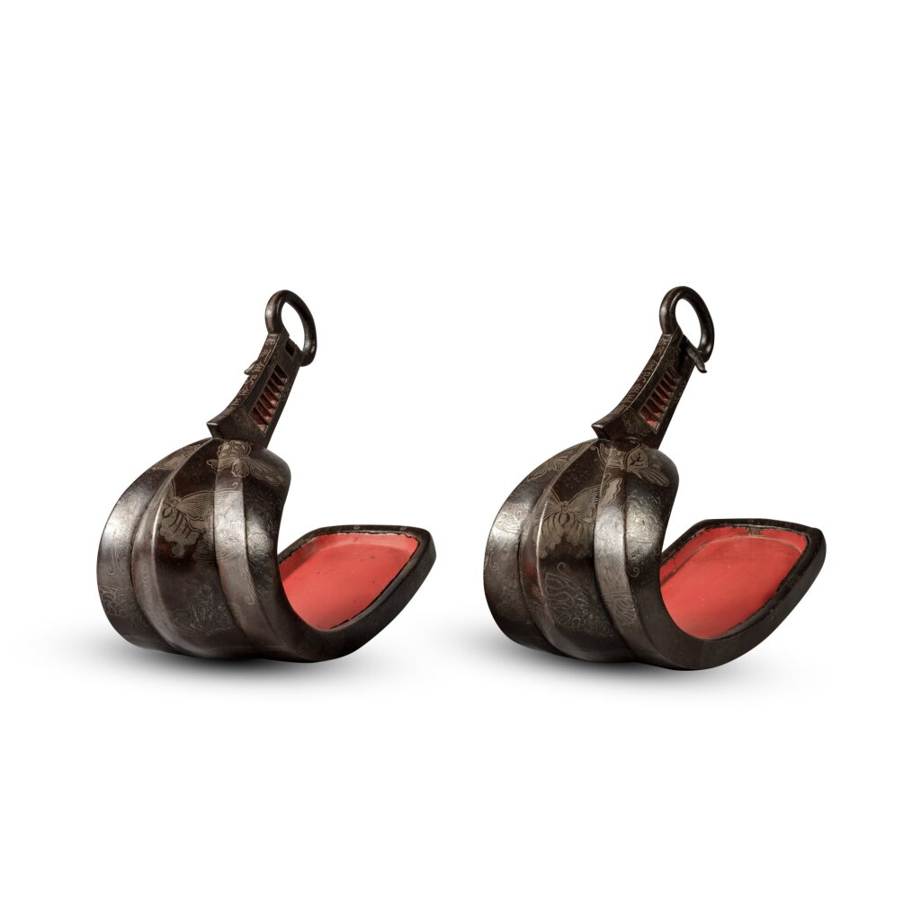 View full screen - View 1 of Lot 619. A Pair of Iron and Silver-inlaid Stirrups (Abumi), signed Kashu Kanazawa Ju Masashige Saku, Edo Period, 18th Century | 加賀象嵌鉄鎧一対、砂張銀蝶模様 加州金沢住正重作、江戸時代、18世紀 | 日本 江戶 十八世紀 加賀象嵌鐵鐙一對.