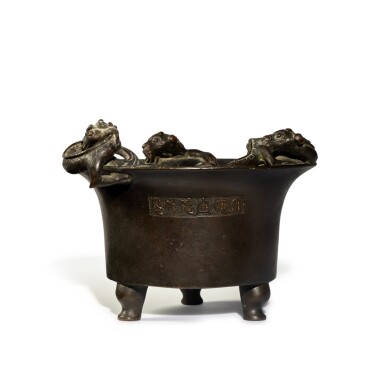View full screen - View 1 of Lot 525. A bronze tripod 'chilong' censer, Qing dynasty, 19th century | 清十九世紀 銅螭龍紋三足爐.
