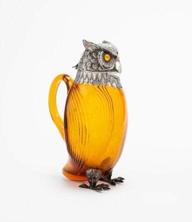 View full screen - View 1 of Lot 38. A large yellow glass decanter shaped as an owl with silver-plated mounts, Spain, 20th century | Grande carafe en verre jaune en forme de hibou, la monture en métal argenté, Espagne, XXème siècle.