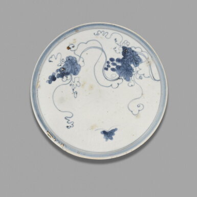 View full screen - View 1 of Lot 17. A Shoki Imari dish | Edo period, mid-17th century.