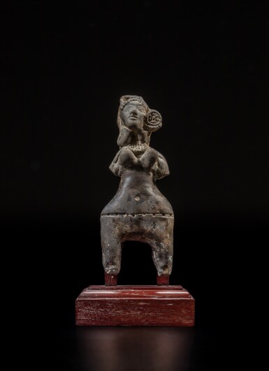 View full screen - View 1 of Lot 73. An earthenware figure of a goddess, India, Sunga period | 印度 巽伽王朝 陶女神立像 及 印度 十七 / 十八世紀 合金銅佛像 及 石雕林伽 一組九件.