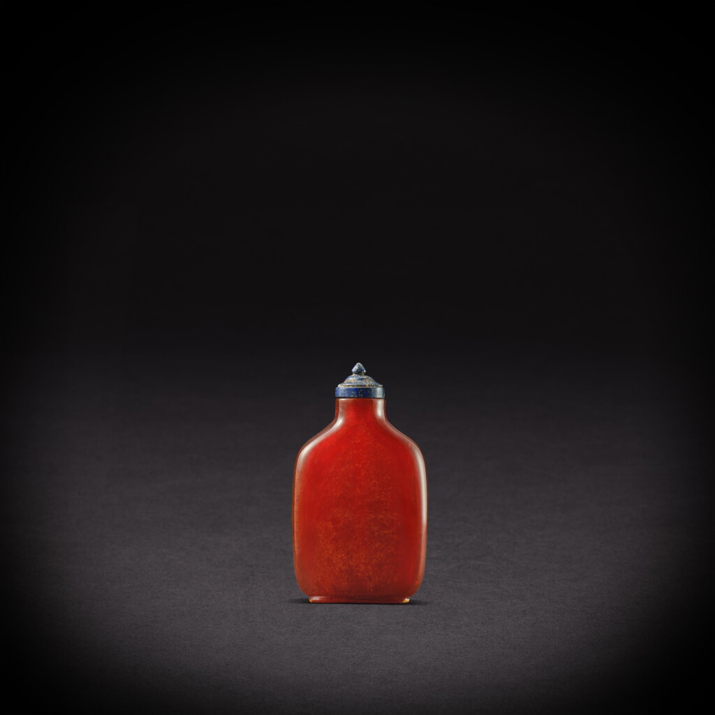 View full screen - View 1 of Lot 3443. An amber snuff bottle, Qing dynasty, 18th - 19th century | 清十八至十九世紀 琥珀鼻煙壺.