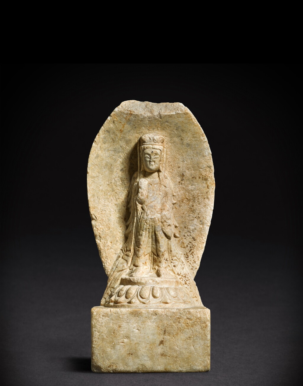 View full screen - View 1 of Lot 3608. An inscribed marble stele of Avalokiteshvara, Eastern Wei dynasty, dated to the second year of the Wuding period (in accordance with 544) | 東魏武定二年(544年) 大理石雕刻銘觀世音菩薩立像.