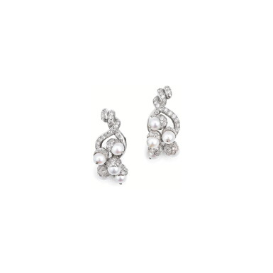 View full screen - View 1 of Lot 250. PAIRE DE CLIPS D'OREILLE PERLES DE CULTURE ET DIAMANTS, RENÉ BOIVIN, 1940 | PAIR OF CULTURED PEARL AND DIAMOND EAR CLIPS, RENÉ BOIVIN, 1940.