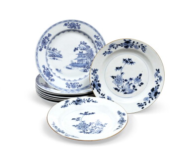 View full screen - View 1 of Lot 84. A set of seven blue and white 'boatman and six-flower border' pattern plates China, Qing dynasty, circa 1750 | Ensemble de sept assiettes en porcelaine bleu blanc Chine, dynastie Qing, vers 1750.