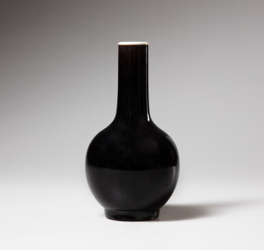 View full screen - View 1 of Lot 74. Vase bouteille en porcelaine émaillés noir, dynastie Qing, période Daoguang.
