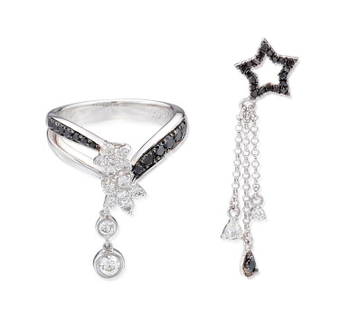 View full screen - View 1 of Lot 1028. DIAMOND RING AND PENDENT EARRING, DILYS' |鑽石戒指及吊耳環, Dilys'.